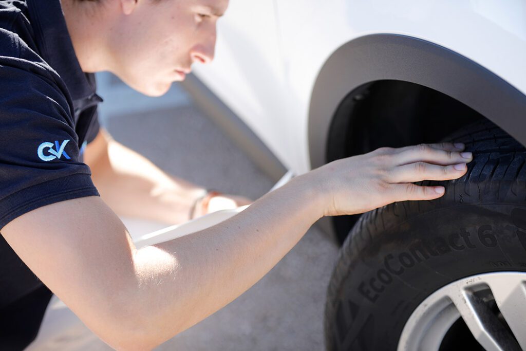 En que se diferencia Checkar de NeedCarHelp