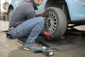 Cómo cambiar una rueda de coche paso a paso